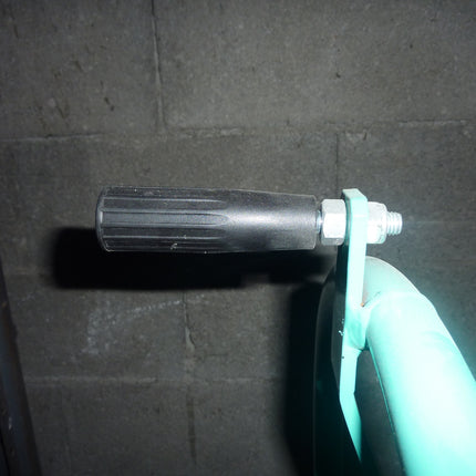 Imer trägt eine Raupenschubkarre 107