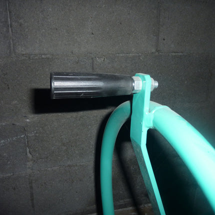 Imer trägt eine Raupenschubkarre 107